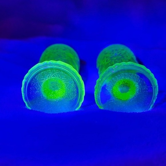 Vintage Uranium Hazel Atlas Florentine No. 1 Poppy No. 1 Salt and Pepper Shakers - Picture 3 of 6